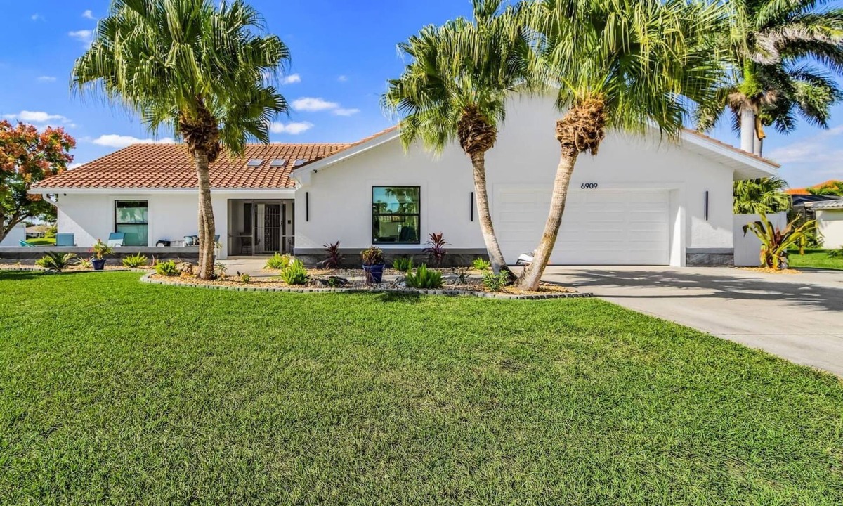 Town and River Villa | Lakefront Paradise – Heated Pool & Near Beaches