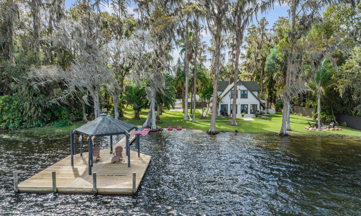 Land O' Lakes House | Lakefront Paradise Seasonal Getaway