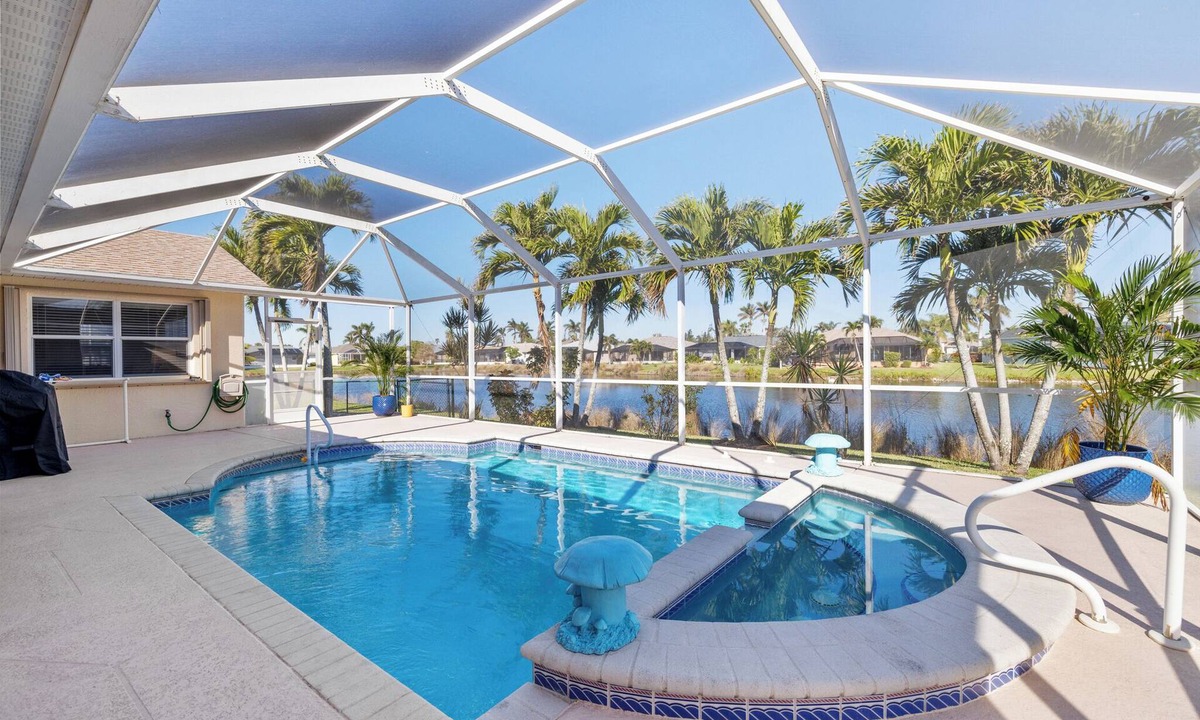 Biggar House | Lakefront view with Pool & Spa, large Patio, close to Beaches and Shopping! Monthly Discount
