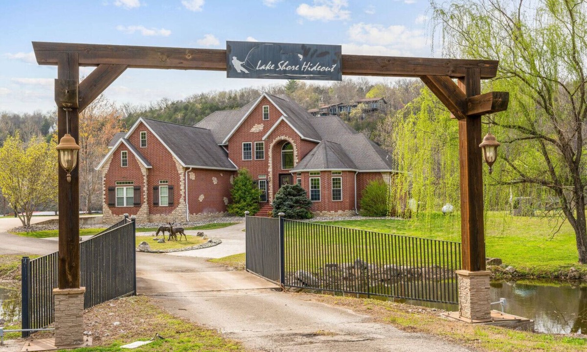 Branson House | Lakeshore Hideout: Spacious Family Retreat with Private Dock & Prime Trout Fishing!