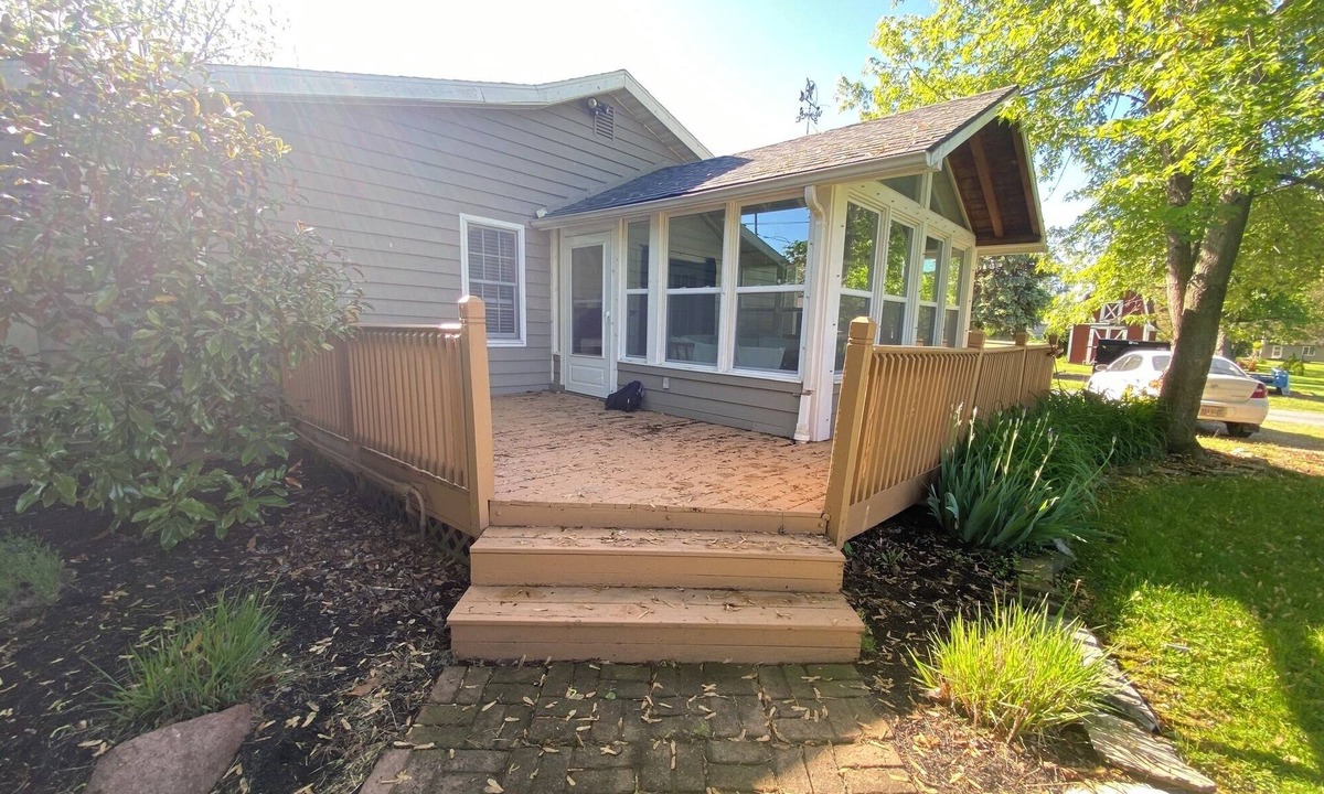 Bay View Apartment | Lakeside Hideaway + Sunroom + Hot Tub + Lake Vibes