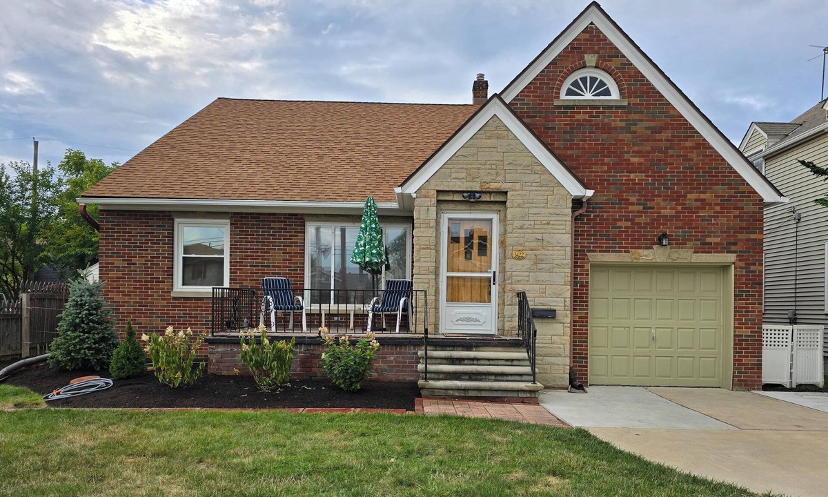 Lorain House | Lakeview Beach Bungalow Lighthouse/3 Beds/Game Room/Pets Entry Ramp available