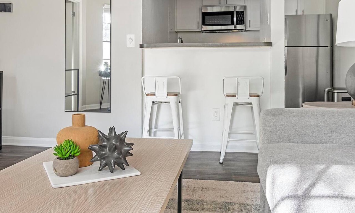 Sunbeam Apartment | Landing | Modern 1BD, Gym, Courtyard