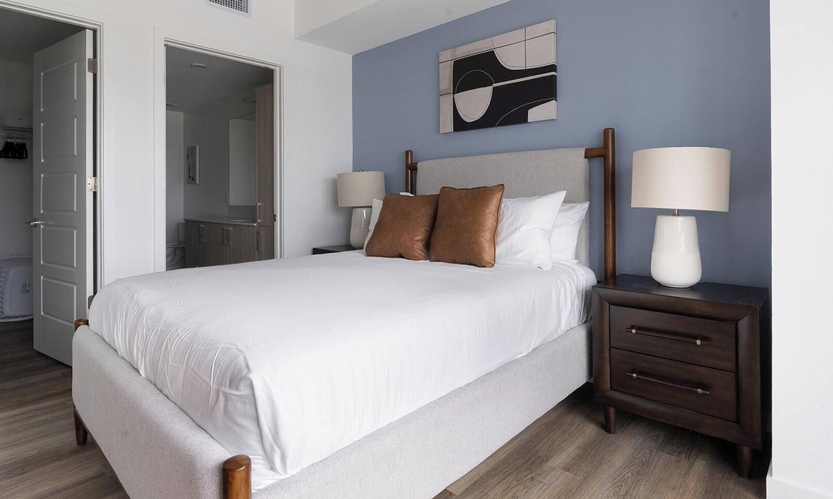 Overtown Apartment | Landing | Modern 2BD, Pool