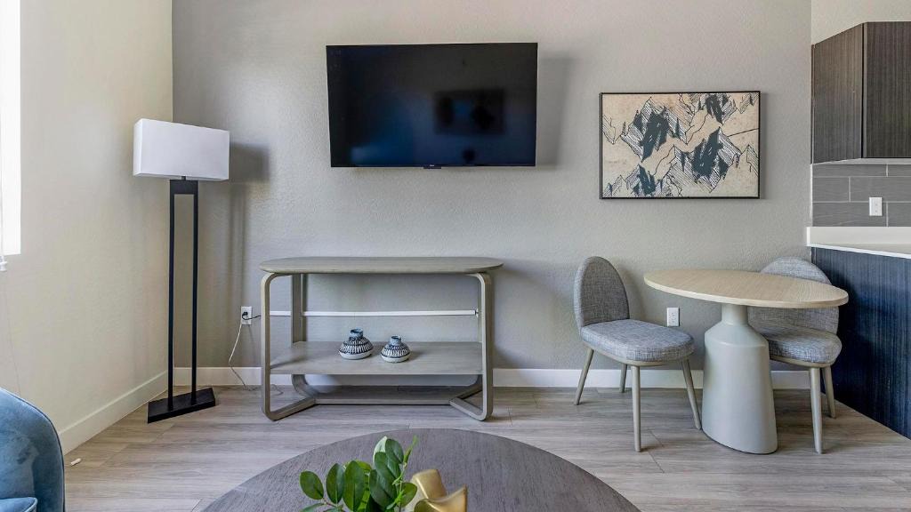 Maryvale Village Apartment | Landing Spectacular 1BD Yoga Studio Gym