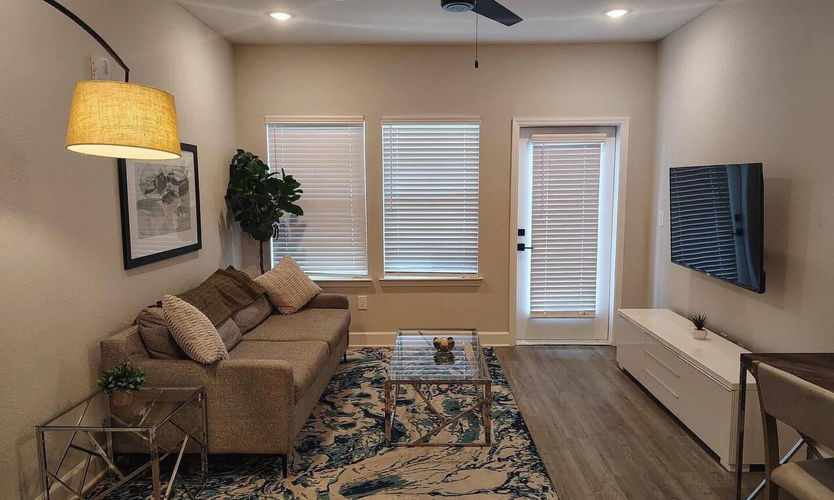 Newberry Apartment | Landing | Spectacular 2BD, Gym, Pool
