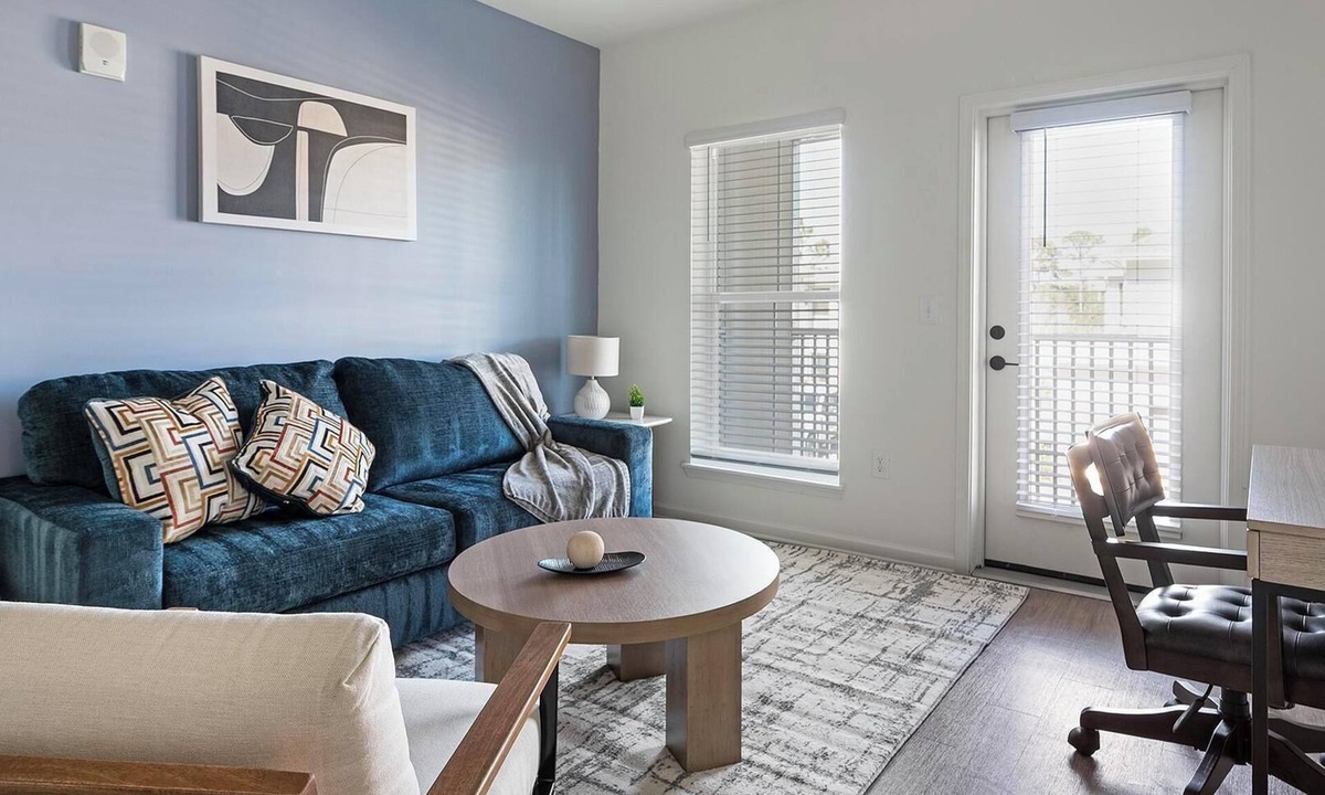 Ono Island Apartment | Landing | Stunning 2BD, Gym, Pool