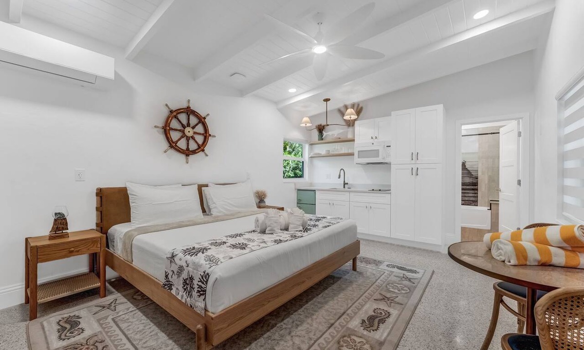 Sanibel Hotel | Large King Bedroom in the heart of Sanibel