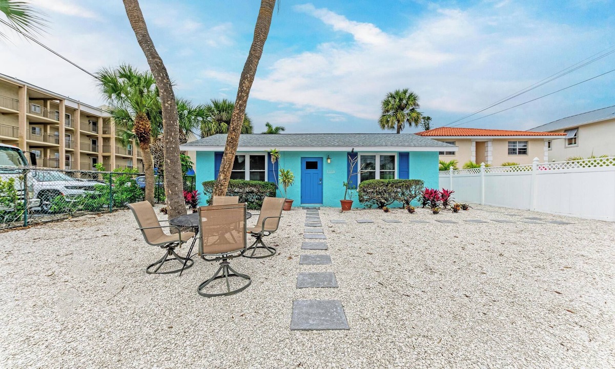 Sarasota Cottage | Large Renovated Studio-Steps to beach and walk to St. Armand's