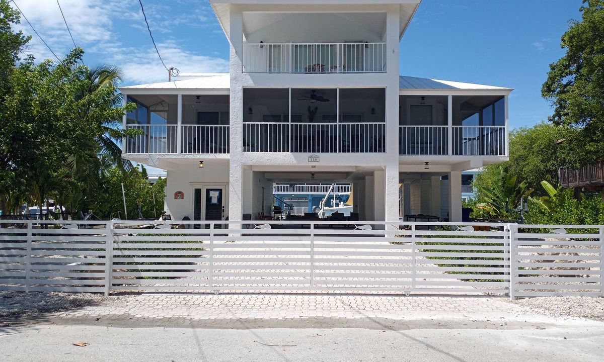 Islamorada House | Large Waterfront Home with 80 ft Dockage and Boat Lift with Pool In Islamorada