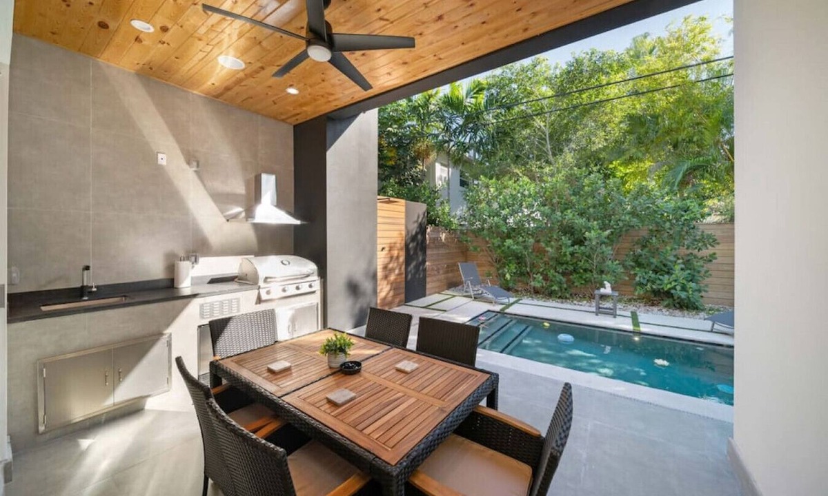 Victoria Park House | Las Olas 3/4 Zen Home with Pool and Hot Tub Near the Beach