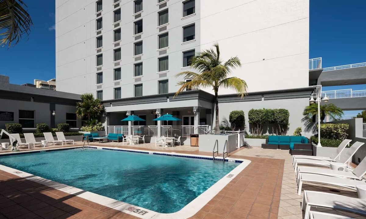 Downtown Fort Lauderdale Hotel | Las Olas Getaway | Free Breakfast | Outdoor Pool | Close Port Everglades - 3 mi