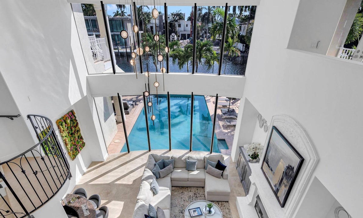 Hendricks and Venice Isles Villa | Las Olas Isles Waterfront Villa | Heated Pool & Dock | Fiesta Key | VlLLAS