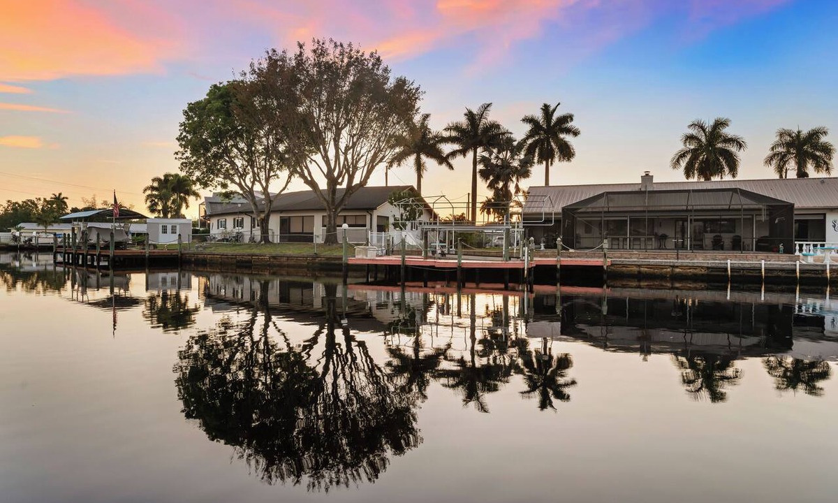 Fort Myers House | Last-Minute Getaway: Boat Dock, Hot Tub, Kayaks, Fishing & Pets Welcome