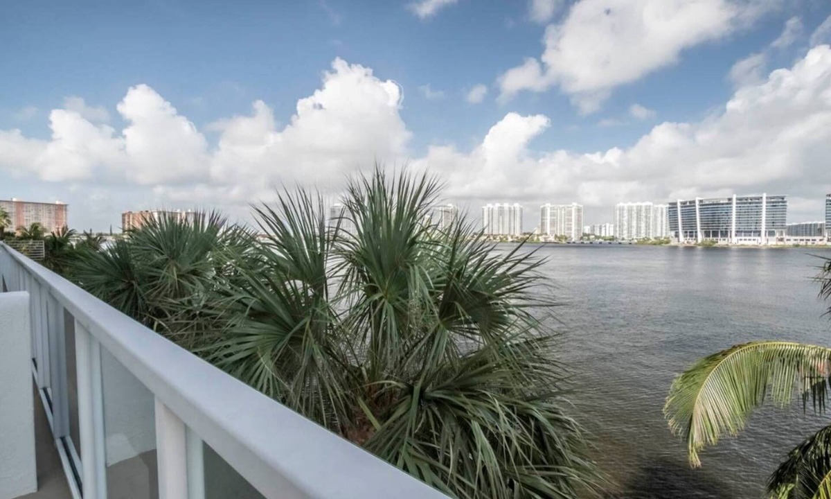 Sunny Isles Beach Apartment | Le Marina Bay 310 STR-01478