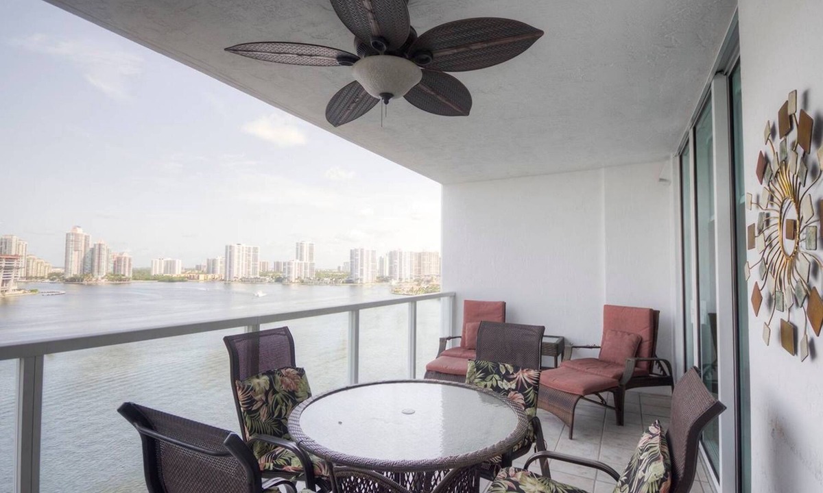 Sunny Isles Beach Apartment | Le Marina Bay PH5 STR-01500