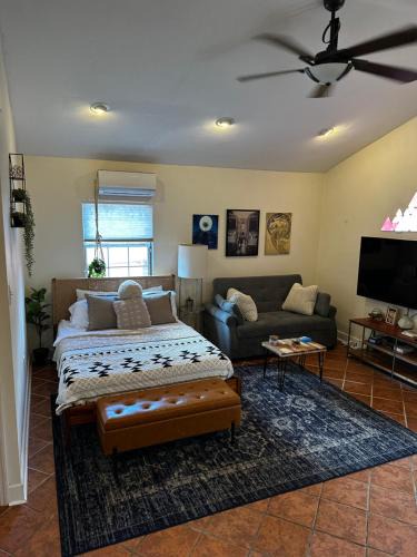Pine Castle House | Lofty Dreams B&B, studio near Disney & Universal