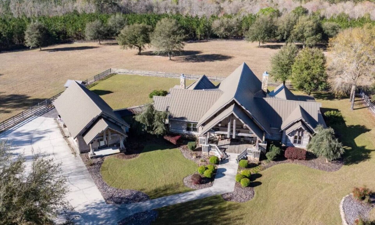 Bryceville House | Log Ranch House | 246 Acres | River | Horses | 12