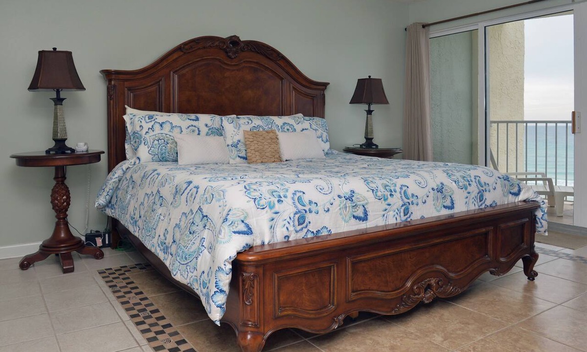 Long Beach Condo | Long Beach Resort 1-Bedroom Condo Includes 2 Seasonal Beach Chairs with Umbrella