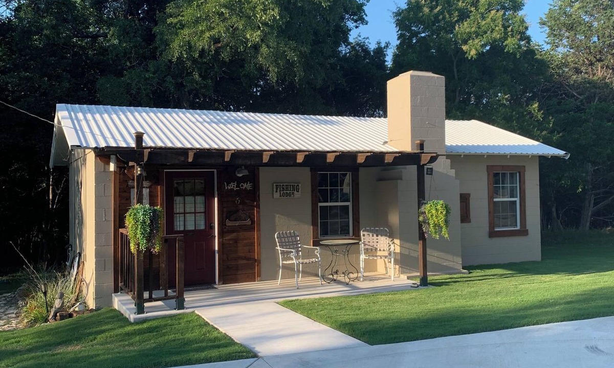 Lake Whitney Cabin | Lovely 1-bedroom cabin with AC in charming Clifton on Lake Whitney. Pool, HotTub