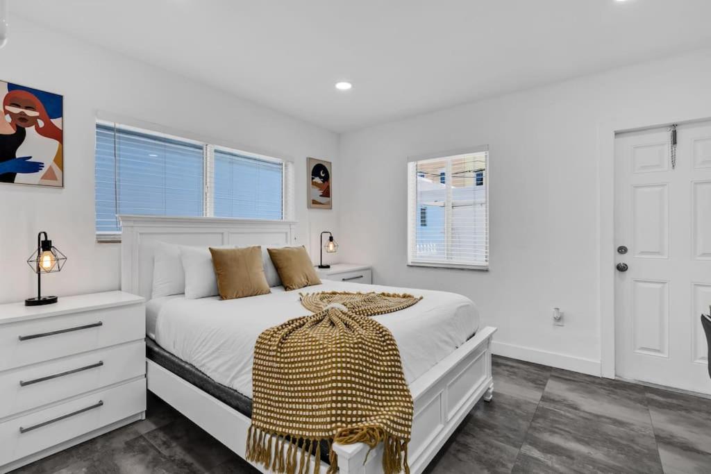 Hollywood South Central Beach Apartment | Lovely 1 Bedroom Walking Distance To Ocean - Suite 9