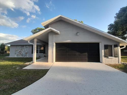 Brooksville House | Lovely 2-bedroom house with AC, relaxing and stylish in Weeki Wachee, Fl