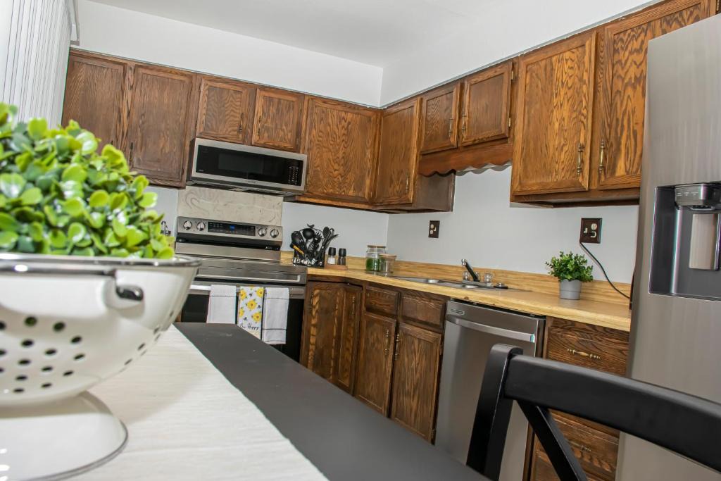 Village Seven Apartment | Lovely 2 bedroom! Close to All in a 4Plex