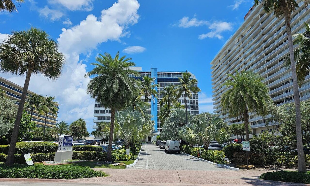 Galt Mile Condo | Lovely Beachfront Condo overlooking the Ocean, private jacuzzi, balcony & pool