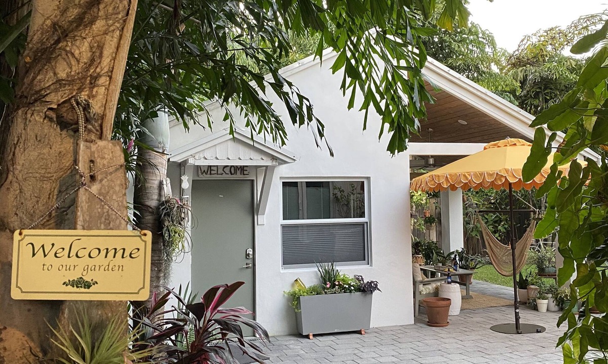 Victoria Park Cottage | Lovely Garden Studio Cottage - Walk to Las Olas Blvd - 10 min drive to the Beach