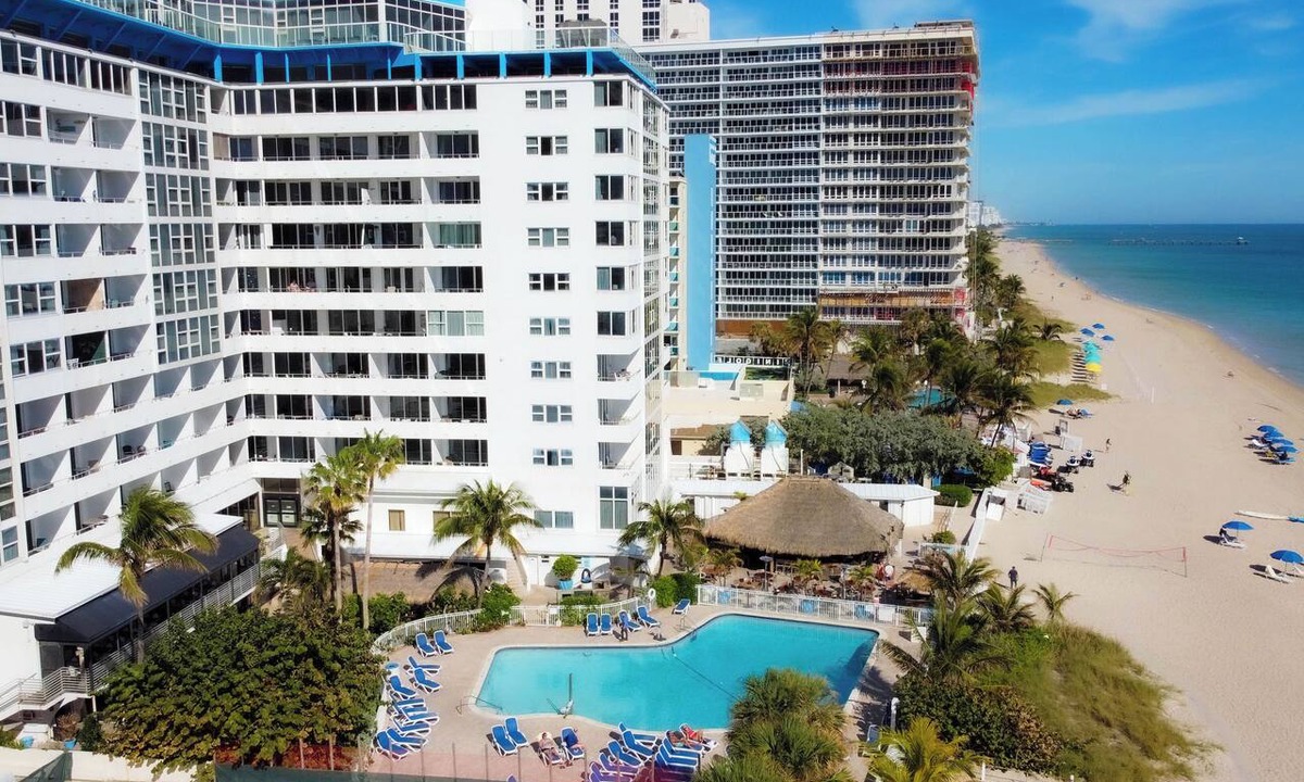Galt Mile Condo | Lovely Partial Oceanview Condo at Ocean Manor Resort