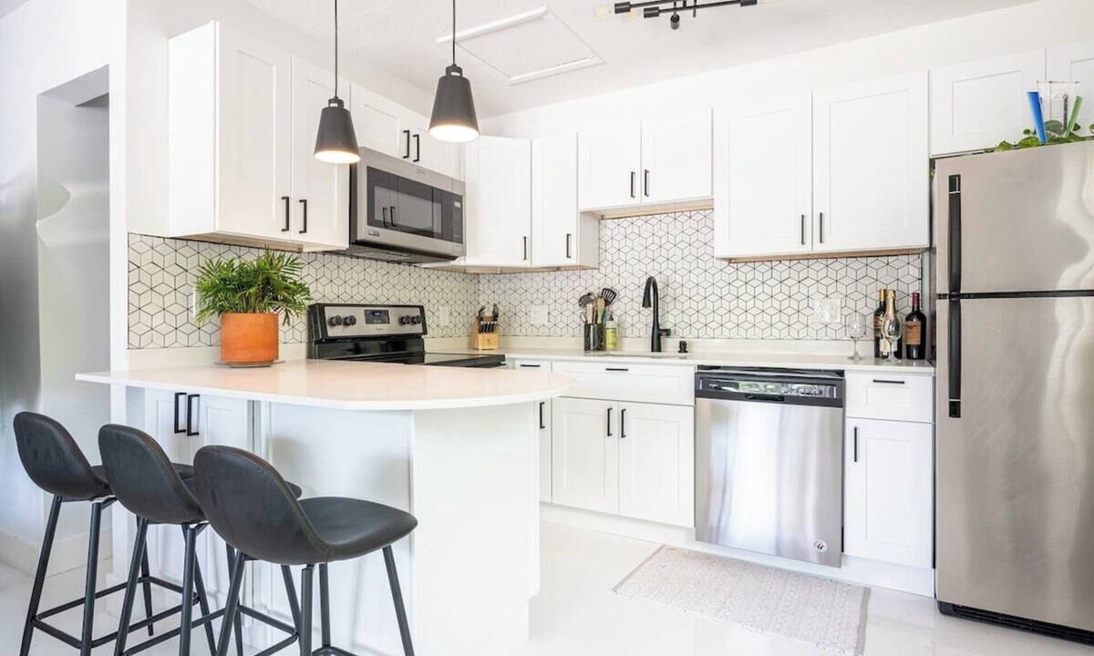Coral Ridge Isles Apartment | Lovely Studio Suite - Heated Pool - 10 mins Beach