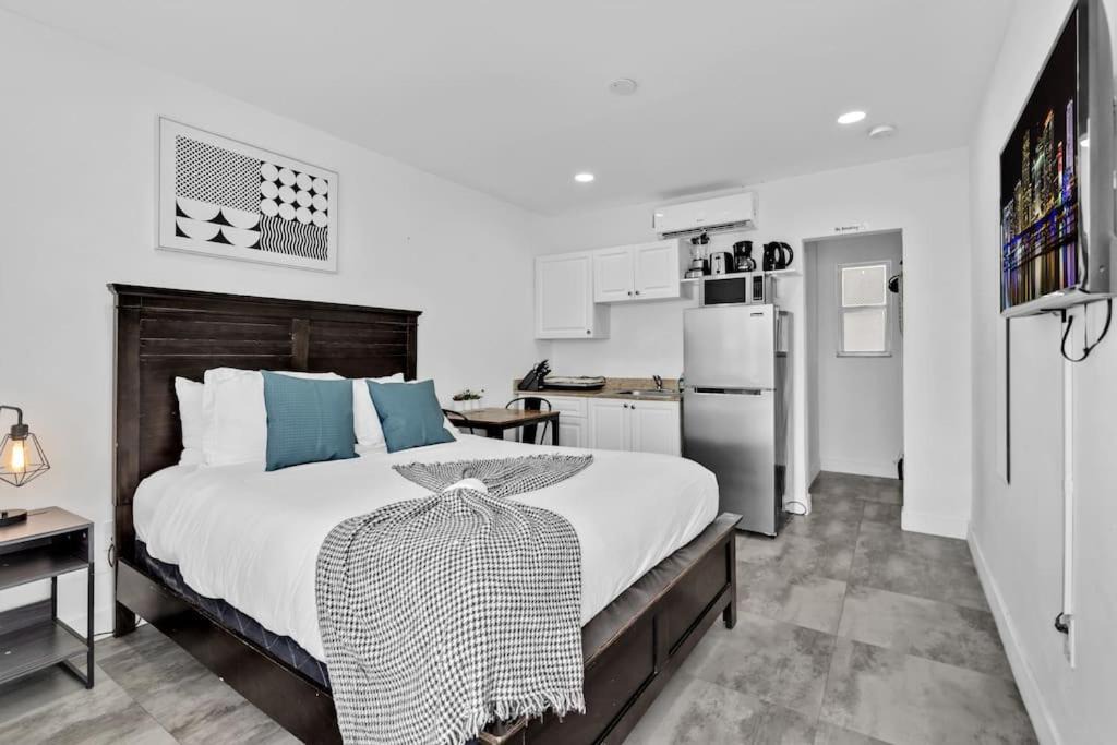 Hollywood South Central Beach Apartment | Lovely Studio Walking Distance To Ocean - Suite 7