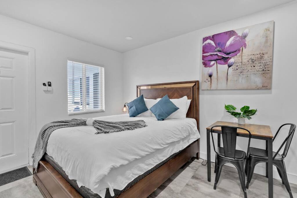 Hollywood South Central Beach Apartment | Lovely Studio Walking Distance To Ocean - Suite 8