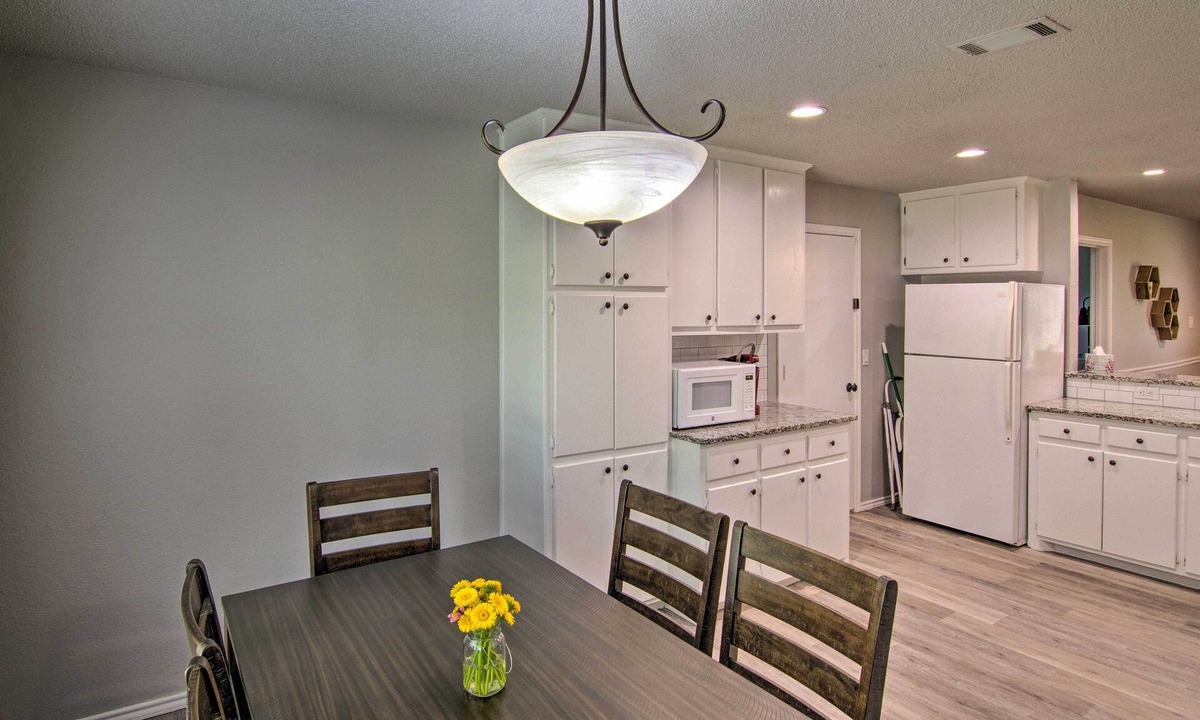 Lubbock Cottage | Lubbock Home w/ Backyard - 6 Mi to Texas Tech