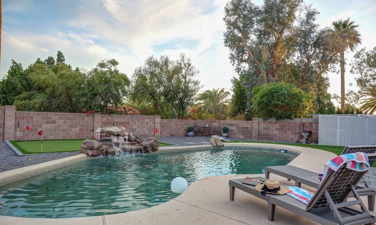 North Mountain House | Luxe Escape: Heated Pool Hot Tub Mini Golf Hike BBQ Fire Pit EV RV ready
