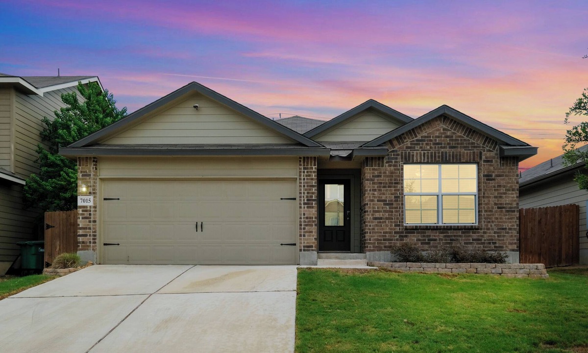 Southside House | Luxurious 4 bdrm House Great for BMT Graduations and San Antonio Attractions