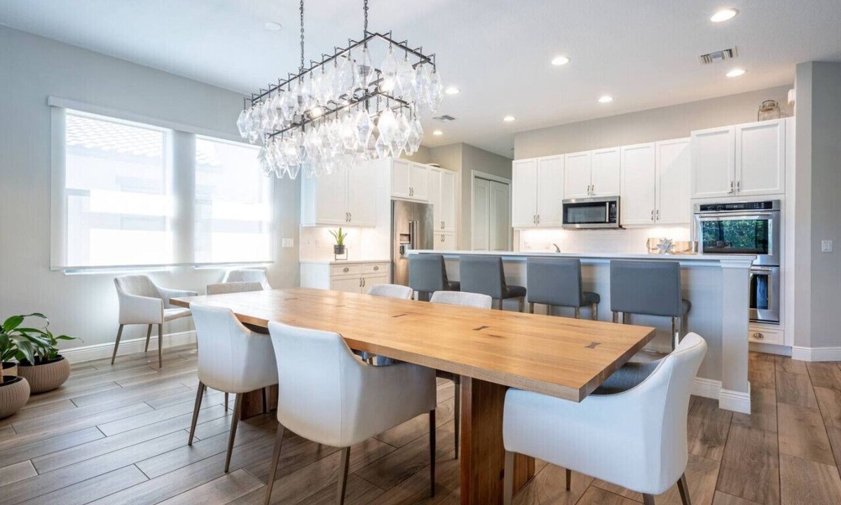 Parkland House | Luxurious Family Home - Spacious Kitchen & BBQ