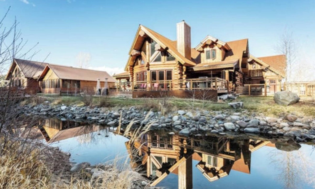 South Fork Apartment | Luxurious log cabin with river views, hot tub, firepit, outdoor areas, & W/D