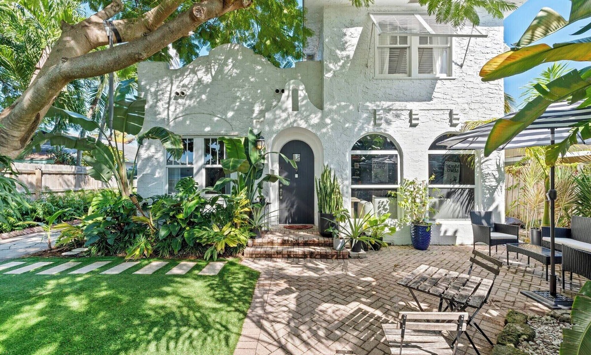 Southwest Villa | Luxurious Spanish Villa in serene West Palm Beach - 5 mins from beach!