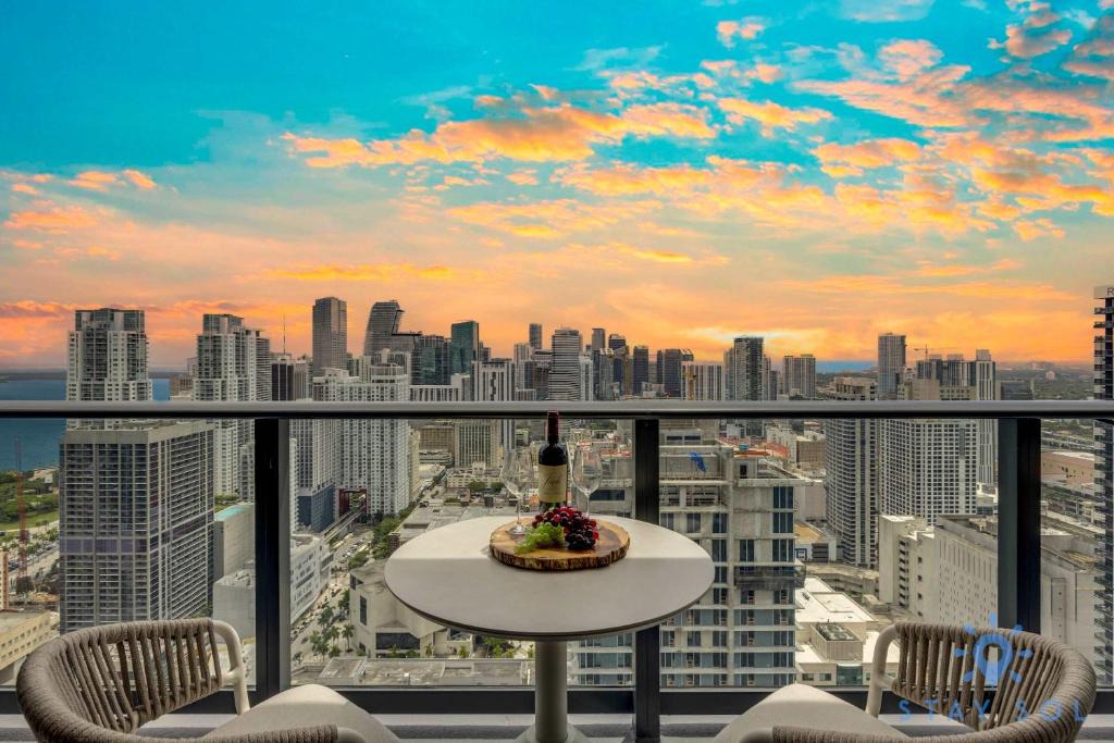 Downtown Miami Apartment | Luxury 2 Bedrooms Balcony Pool & Gym