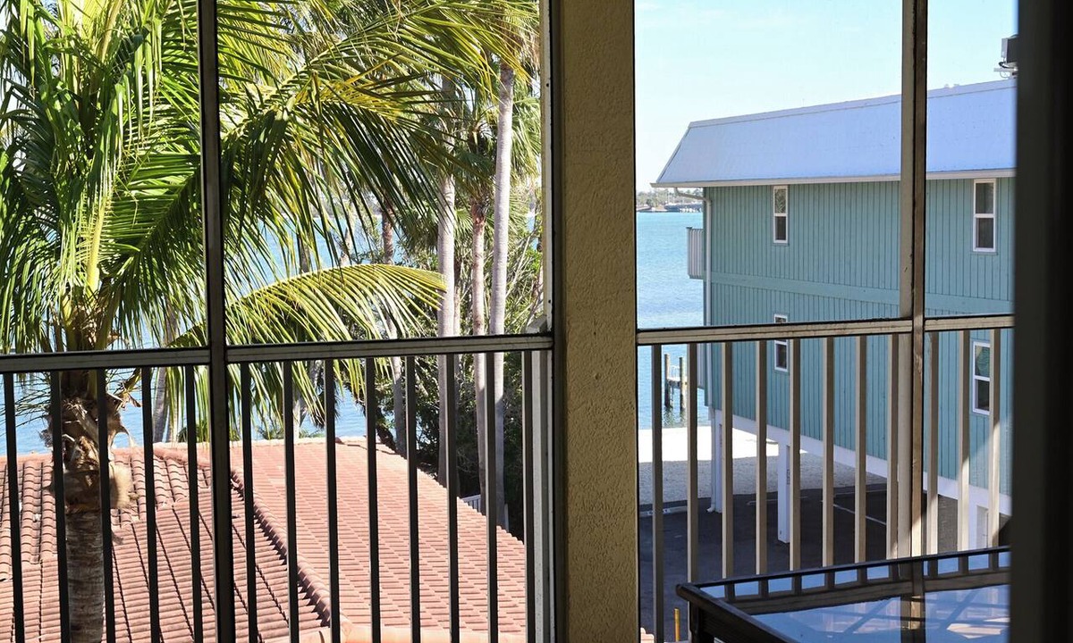 Bradenton Beach Hotel | Luxury 2BR Condo with Jacuzzi & Screened Lanai