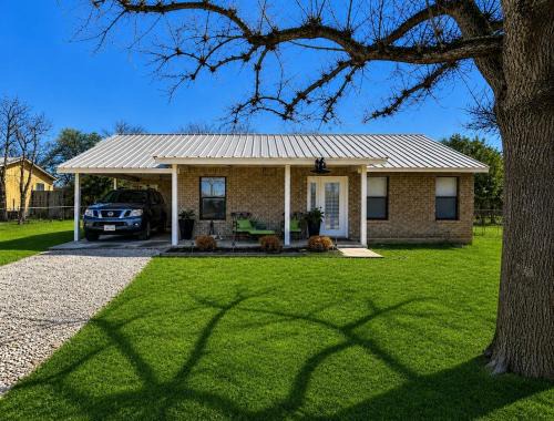 Medina Apartment | Luxury 2BR Retreat - Hot Tub and Medina River Access
