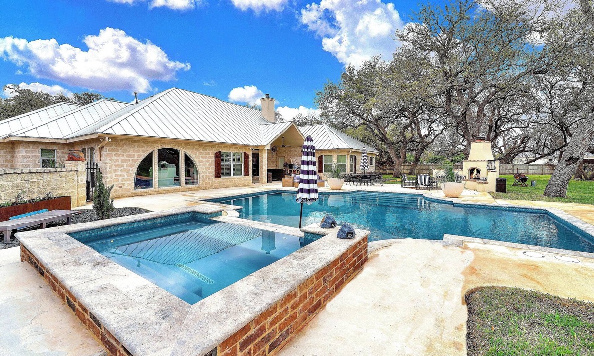Hondo House | Luxury 4/3.5 estate with WOW backyard in the heart of Hondo TX- hunting country!