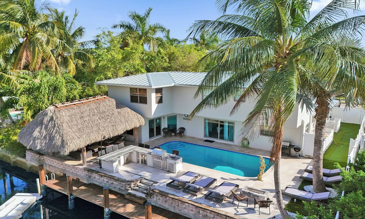 Deerfield Beach House | Luxury 5-bedrooms 4-bathrooms waterfront home heated pool, Tiki, Outdoor Kitchen