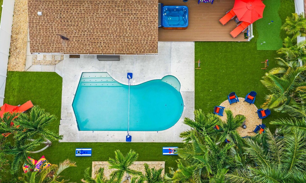 Seminole House | Luxury 5 BR Heated Pool House | 5 Min to Beaches!