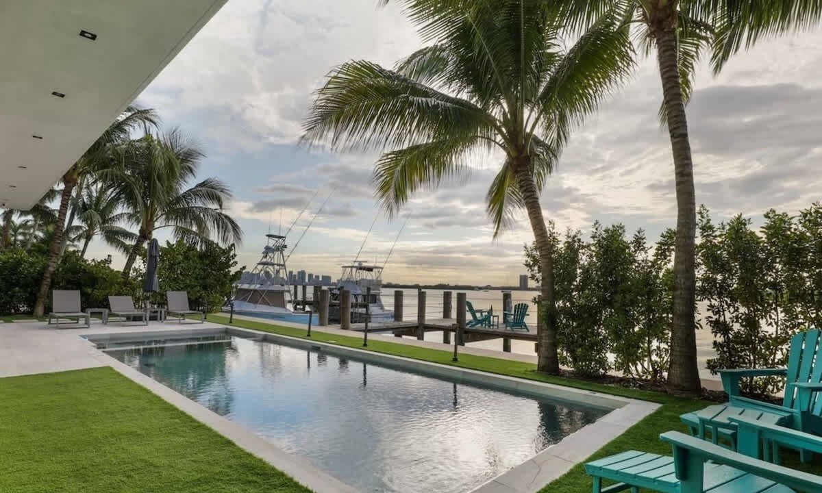 North Bay Village Villa | Luxury Bayfront Villa with Heated Pool & Hot tub