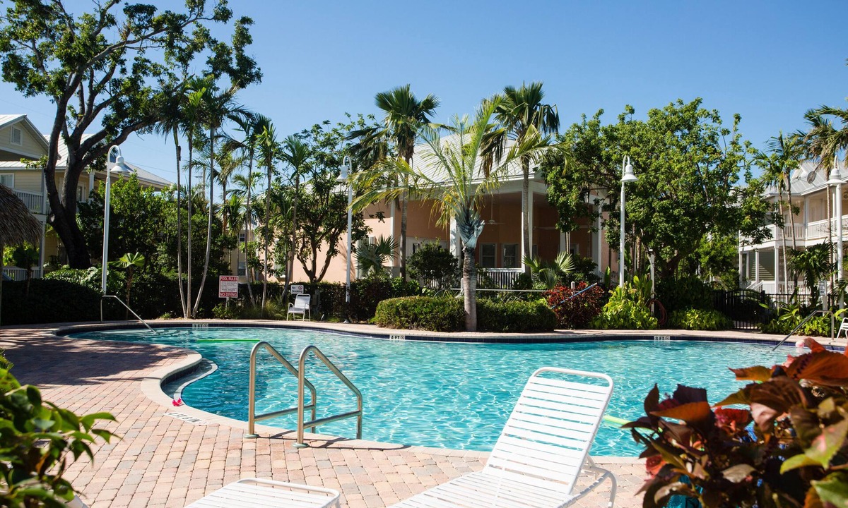 Key West House | Luxury Condo-FREE PARKING,WIFI,BIKES,BIG POOL,WALK TO RESTAURANTS, BEACH CHAIRS