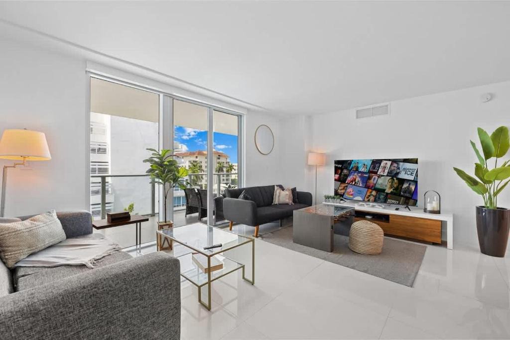Bay Harbor Islands House | Luxury Condo with Rooftop Pool - 5-Min to Beach