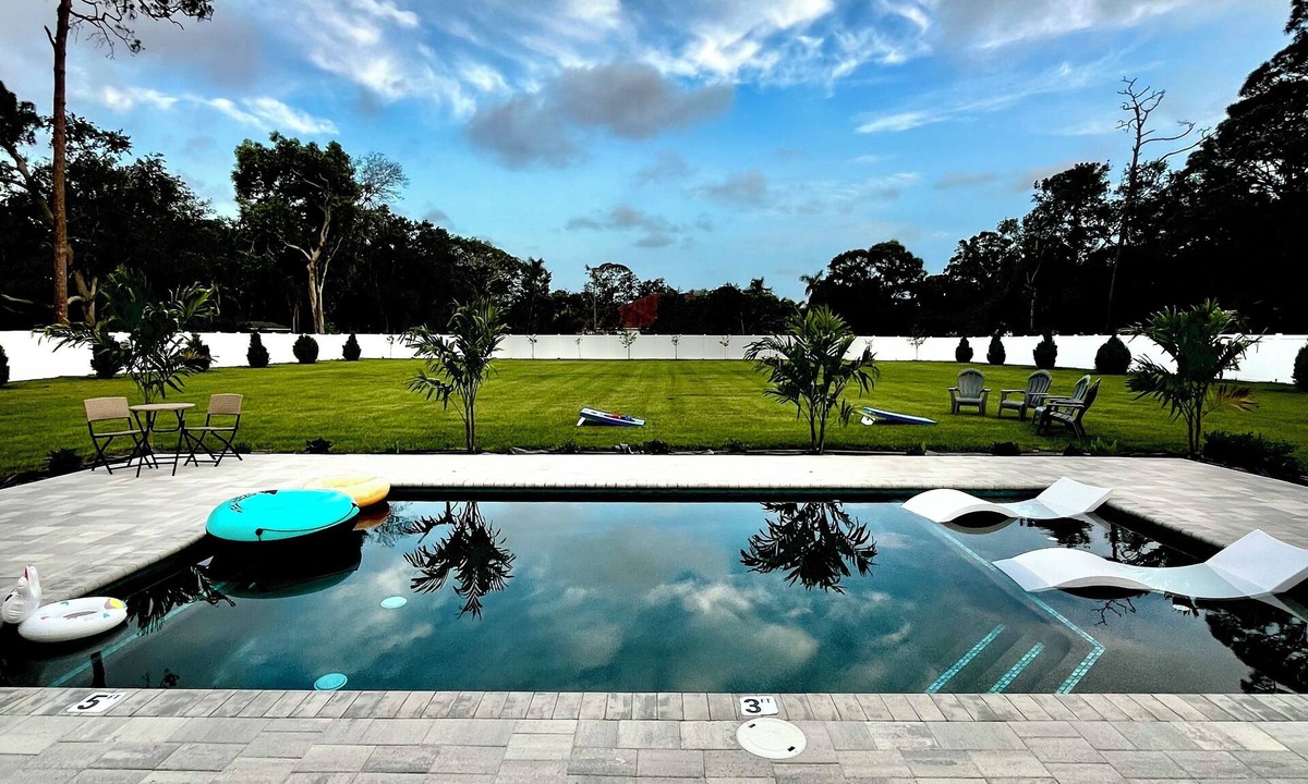 Seminole House | LUXURY CUSTOM POOL HOME ON 1 ACRE 5 MINUTES TO BEACH