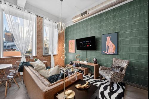 Downtown Dallas Apartment | Luxury Downtown 2BR - Dedicated Office & Resort Pool